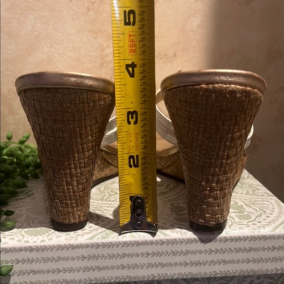 White and Gold Lilly Sandals size 9 - Picture 11 of 14